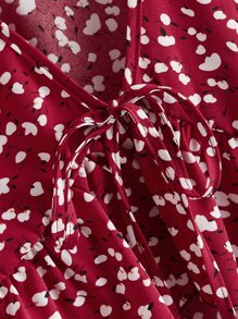 SHEIN VCAY Top bajo fruncido con cordón delantero floral de margarita - Rojo - Ver 3