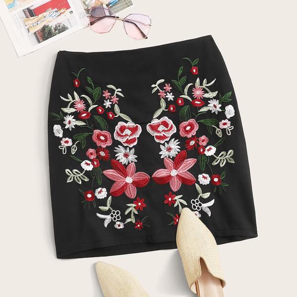 

Plus Floral Embroidery Zipper Back Mini Skirt, Black