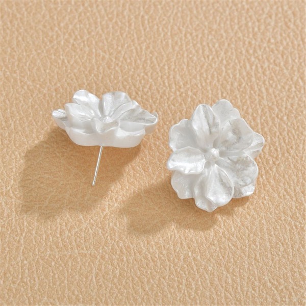 

Цветочные серьги-гвоздики, Белые