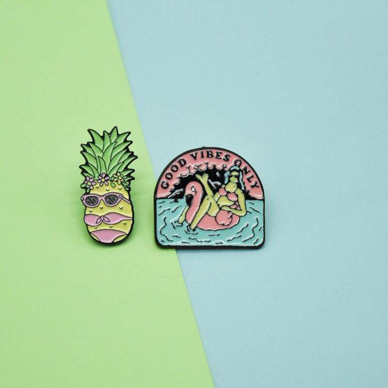 

2pcs Cartoon Design Brooch, Multicolor