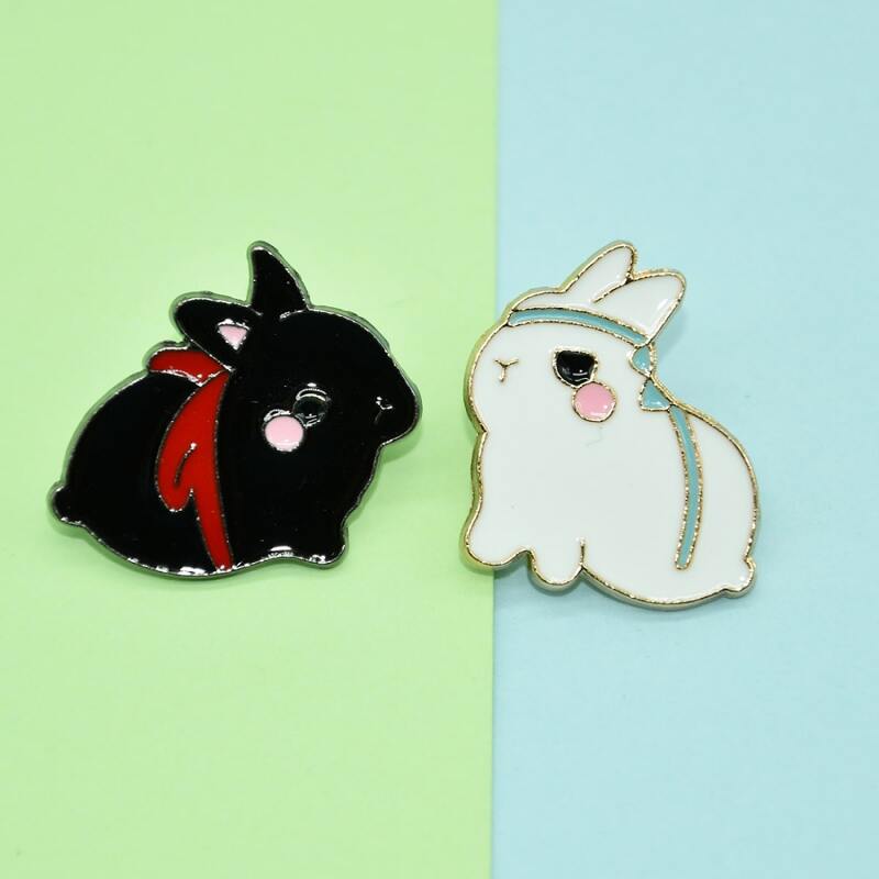 

2pcs Rabbit Design Brooch, Multicolor