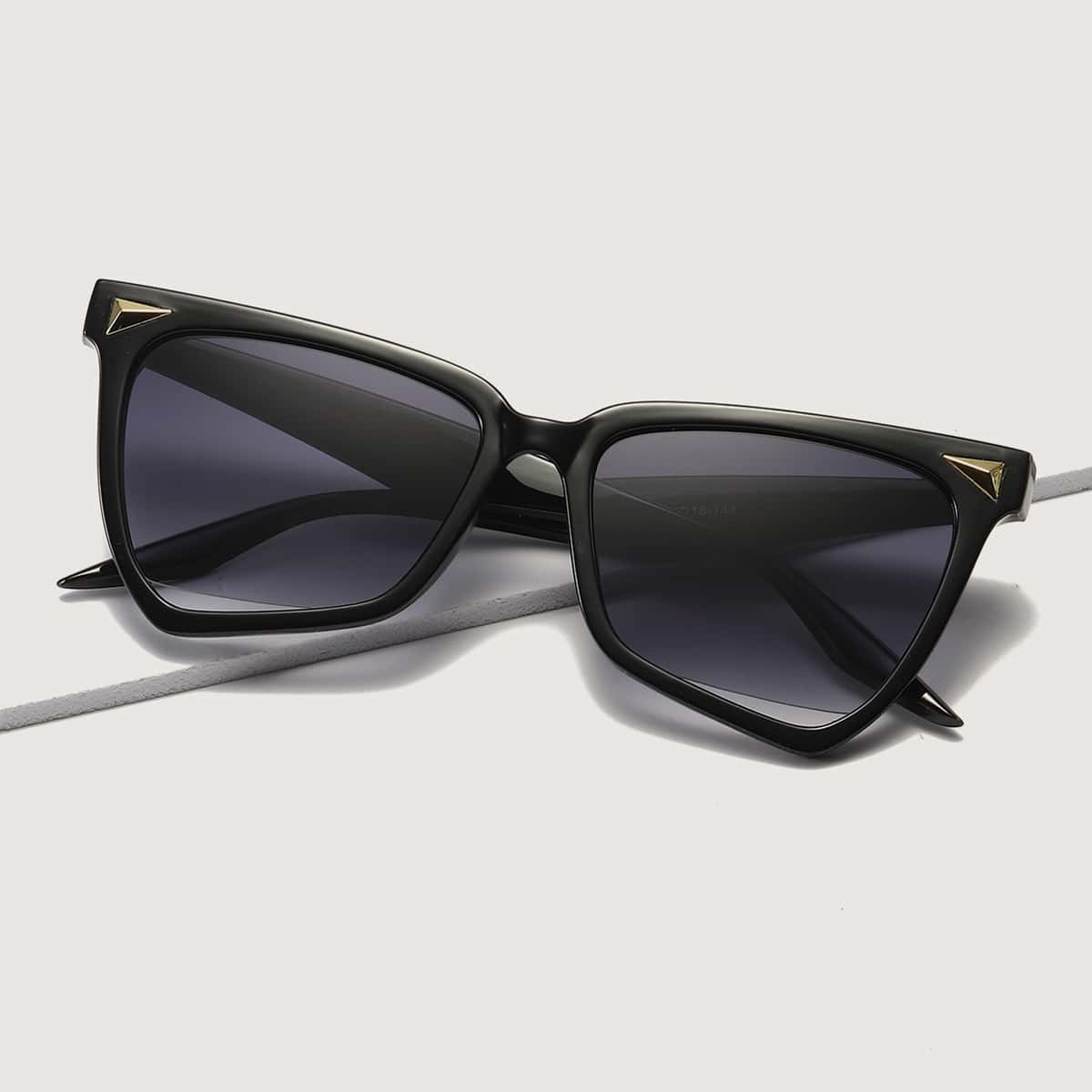 

Spiked Decor Sunglasses, Black