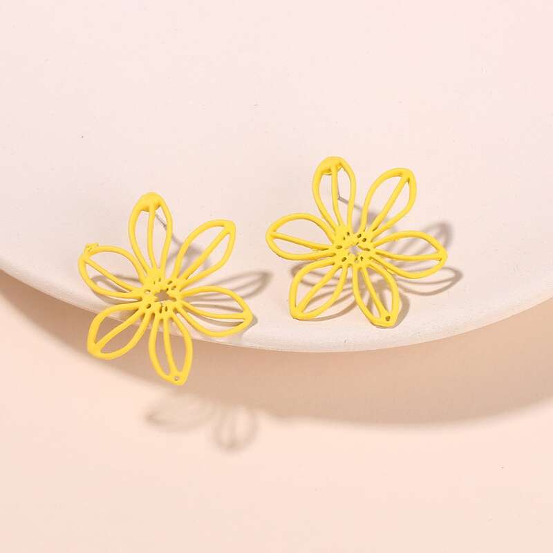 

Hollow Out Flower Stud Earrings, Yellow