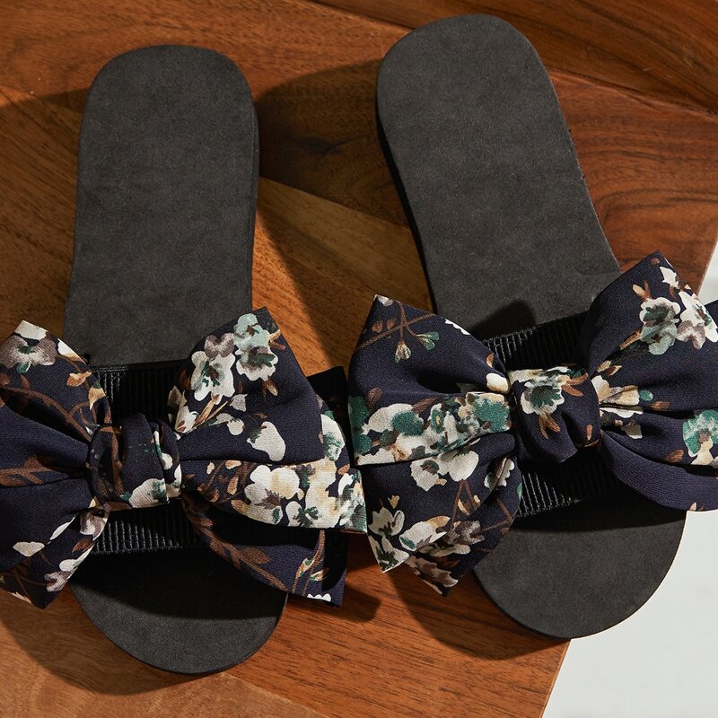 

Ditsy Floral Bow Decor Sliders, Black