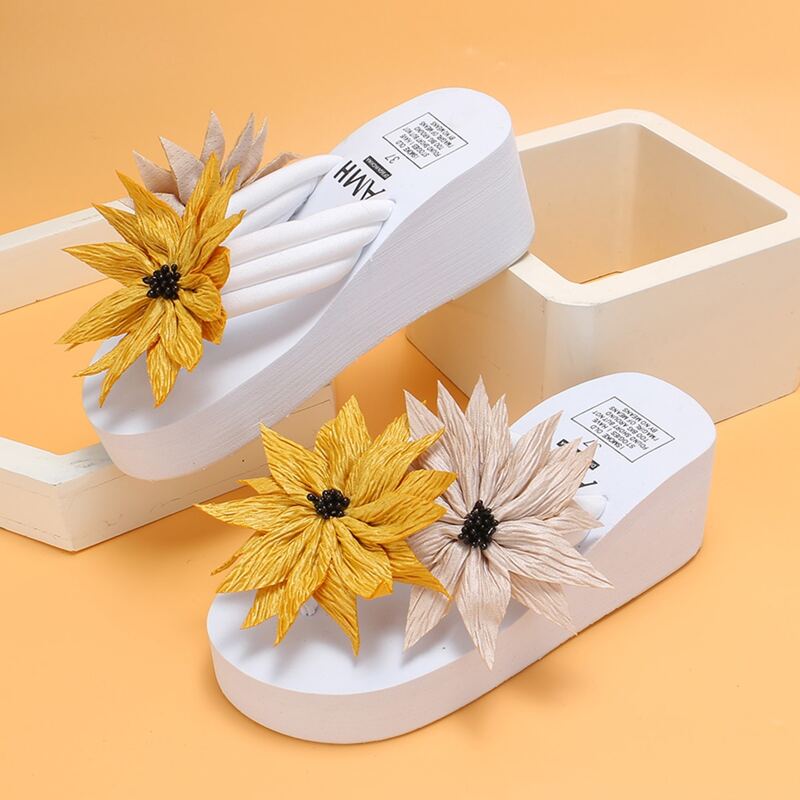 

Toe Post Flower Appliques Wedge Mules, White