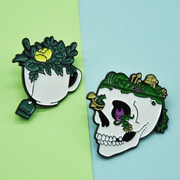 

2pcs Skull Design Brooch, Multicolor
