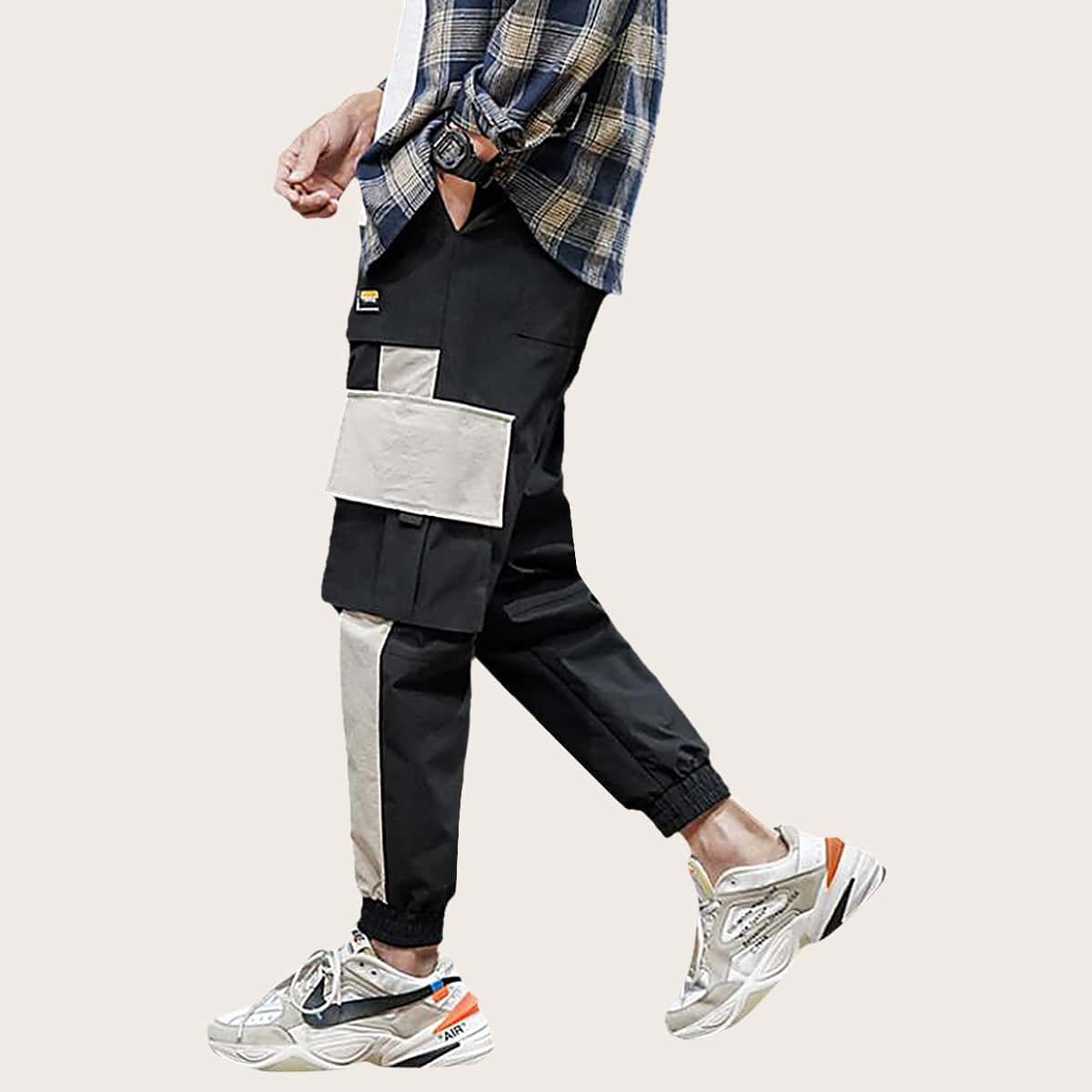 

Guys Contrast Panel Side Flap Pocket Cargo Pants, Black