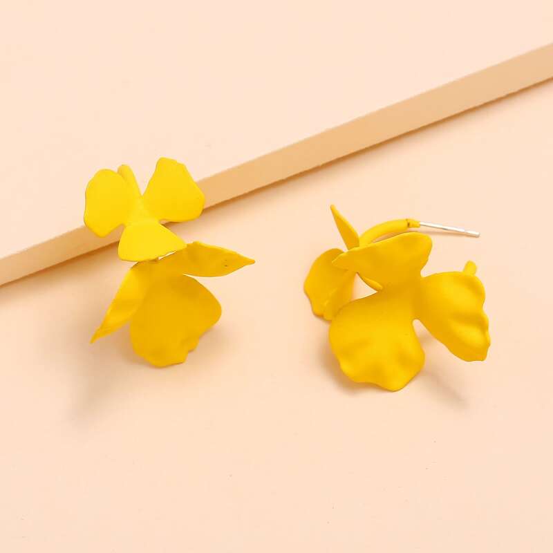 

Flower Shaped Earrings, Yellow