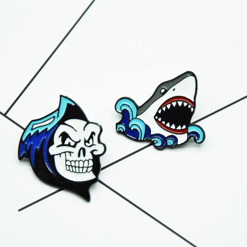 

2pcs Shark Design Brooch, Multicolor