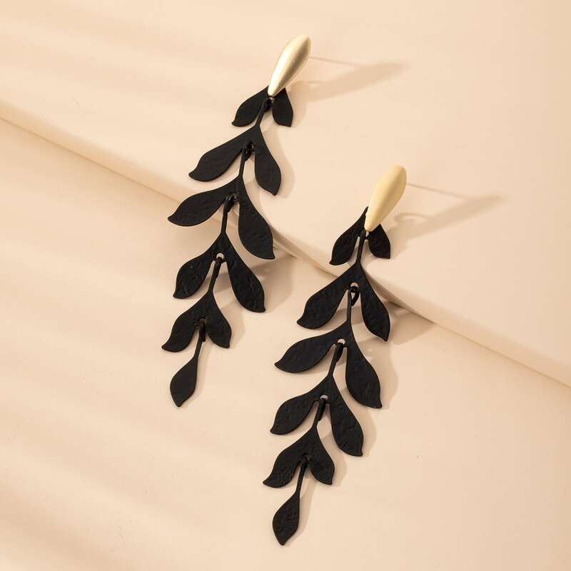 

Leaf Design Earrings, Black