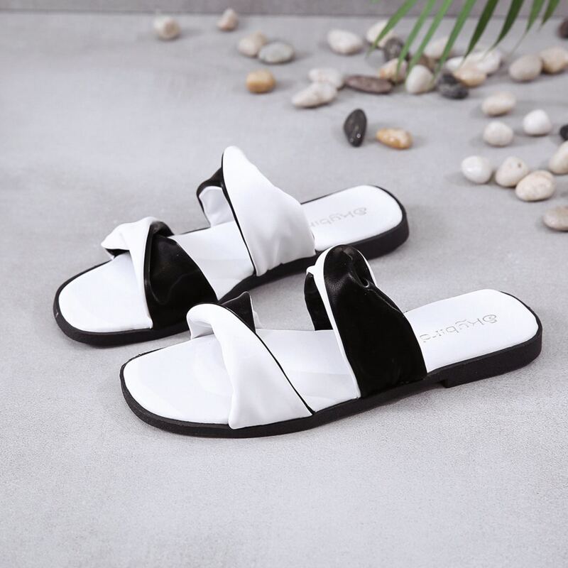 

Colorblock Twist Flat Slides, Black and white