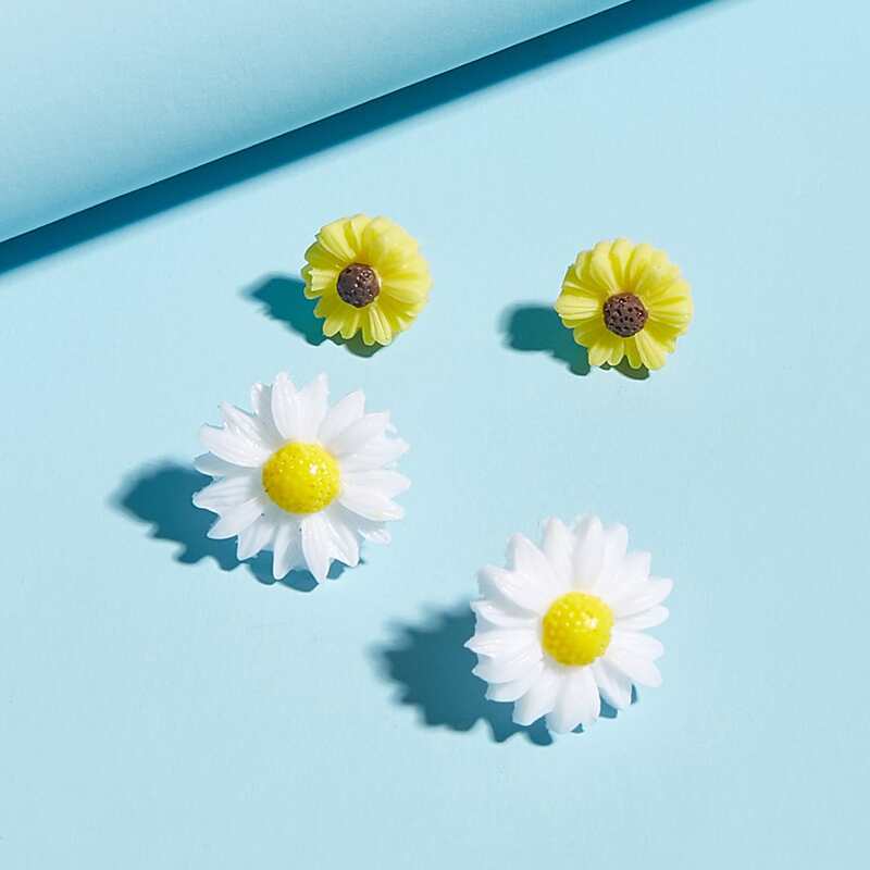 

2pairs Daisy Shaped Stud Earrings, Multicolor