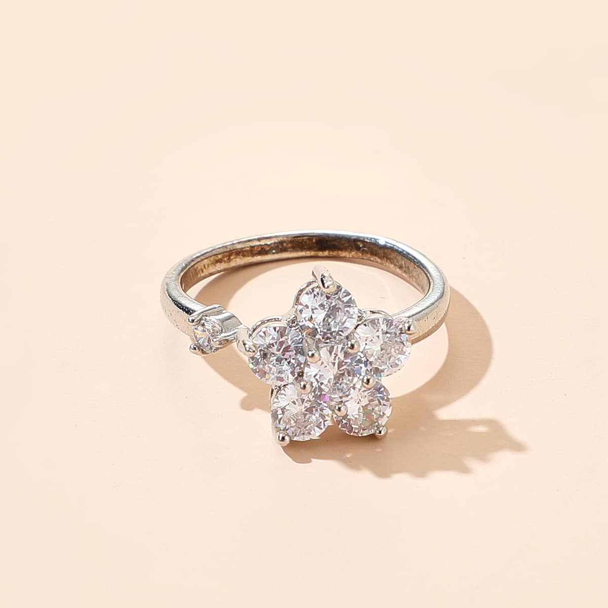 

Rhinestone Engraved Flower Decor Ring, Silver