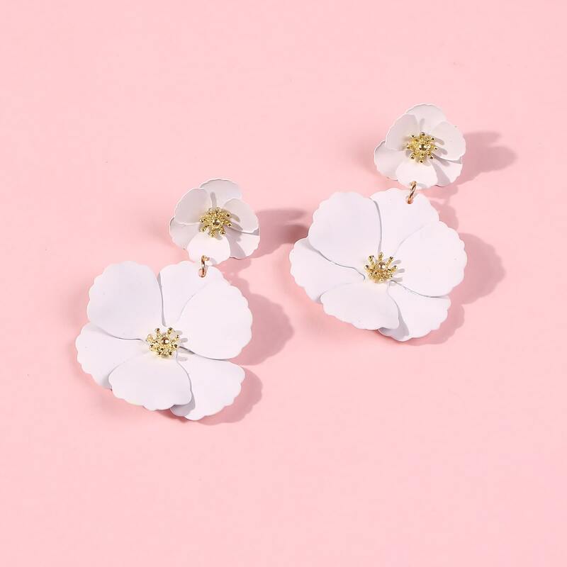 

Flower Decor Drop Earrings, White