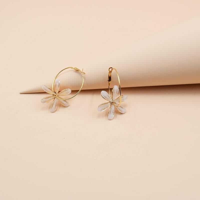 

Flower Design Hoop Earrings, Gold