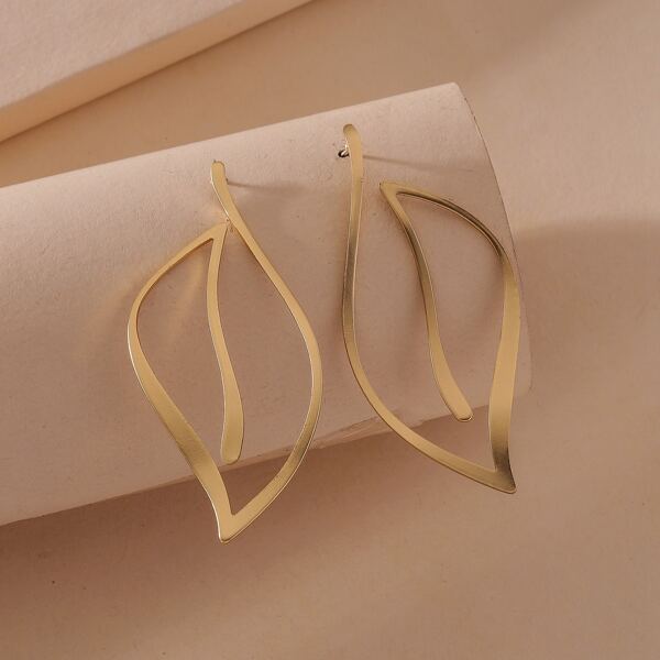

Hollow Out Twist Earrings, Gold