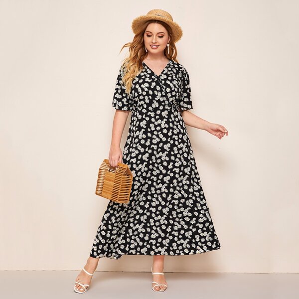 

Plus Butterfly Sleeve Daisy Print A-line Dress, Black and white