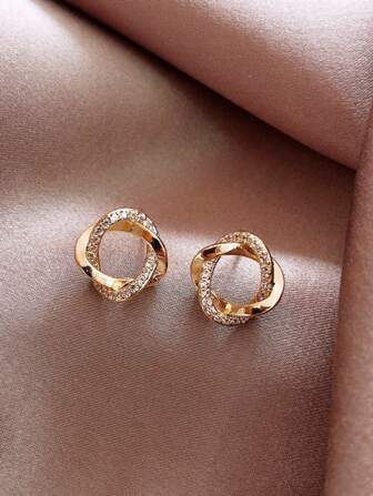 Brincos de pino com decoração de strass