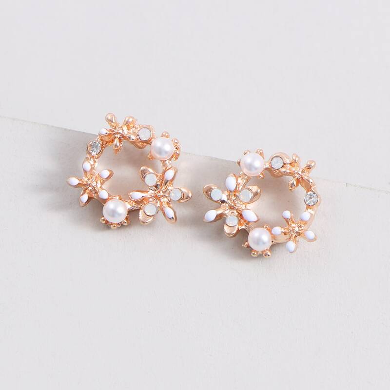 

Faux Pearl Decor Stud Earrings, Multicolor