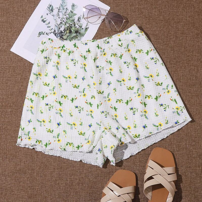 

Lettuce Trim Textured Knit Ditsy Floral Shorts, White