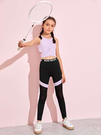 طقم ليقينز بإدخال شبكي بشريط بشعار مع لباس علوي بدون اكمام متقاطع للبنات