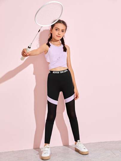 طقم ليقينز بإدخال شبكي بشريط بشعار مع لباس علوي بدون اكمام متقاطع للبنات