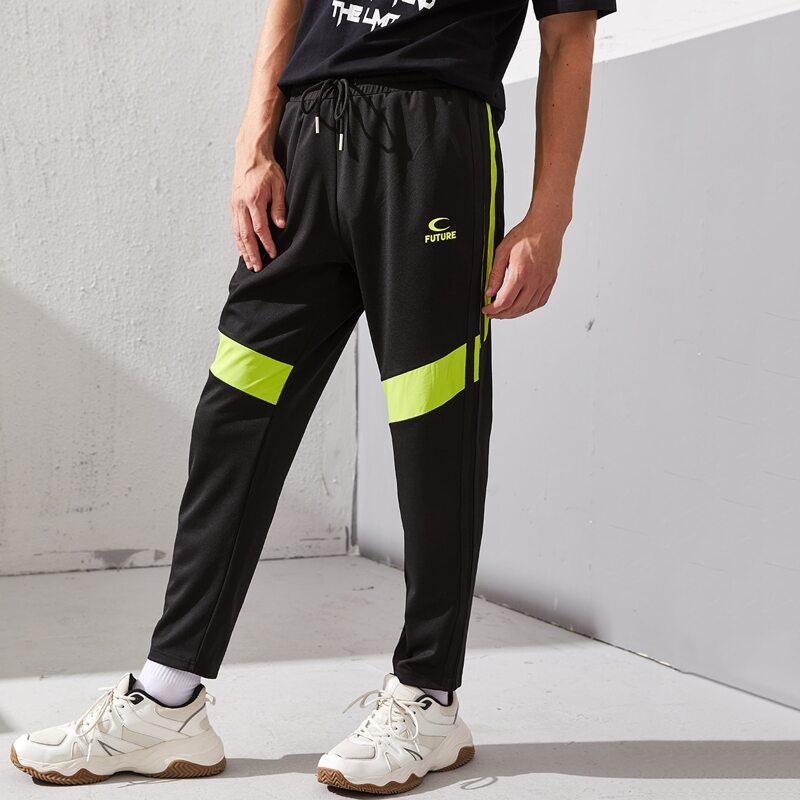 

Guys Contrast Panel Graphic Print Sweatpants, Black