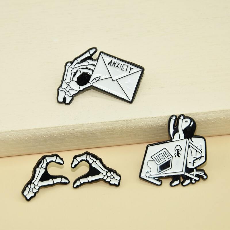 

4pcs Skeleton Design Brooch, White