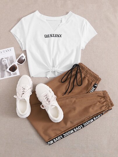 سروال رياضي بشريط عبارة مع تي شيرت بربطة امامية جرافيك عبارة