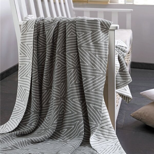 

1pc Triangle Print Knitted Blanket, Multicolor