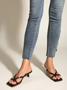 Minimalist Toe Post Kitten Heels Sandals - Black - View 2