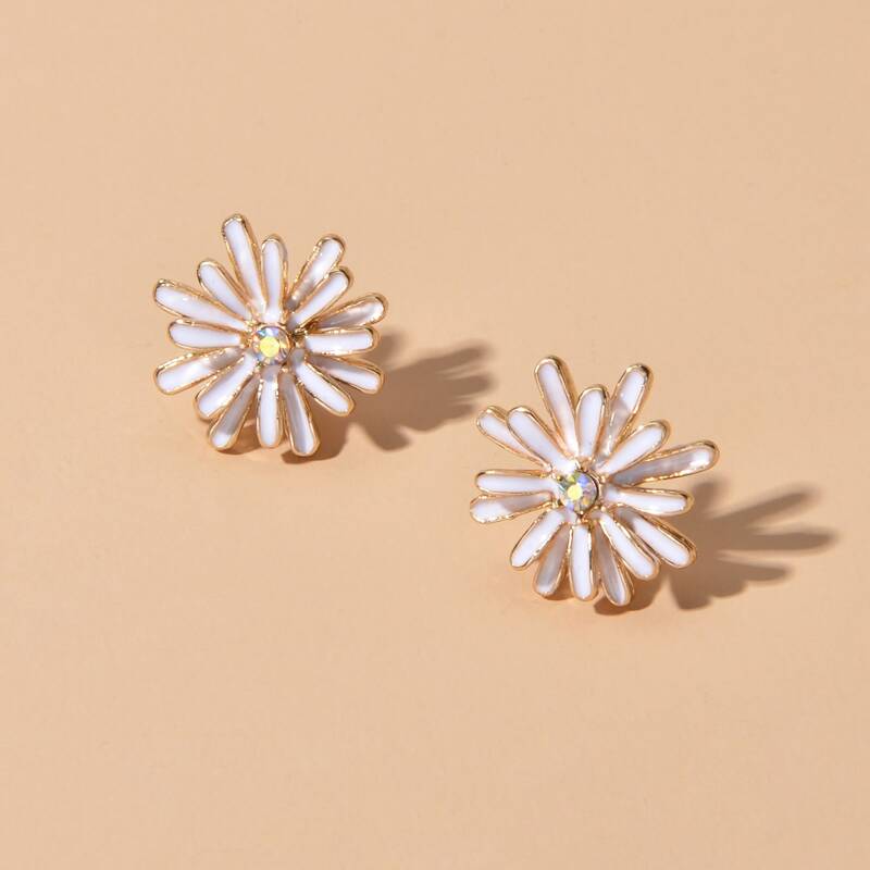 

Daisy Shaped Stud Earrings, White