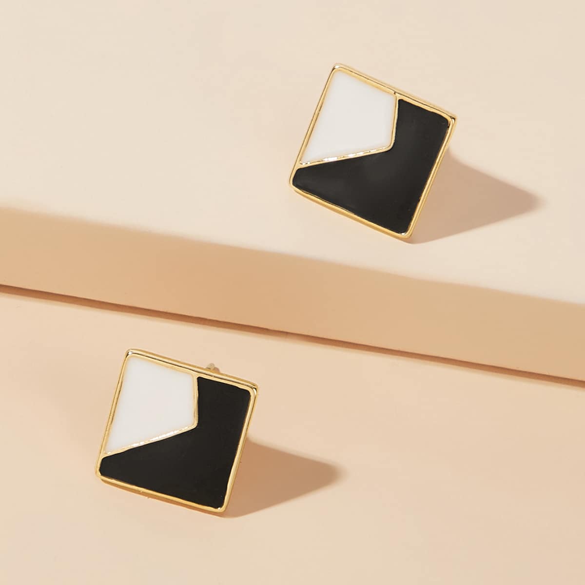 

1pair Black & White Square Stud Earrings, Black and white