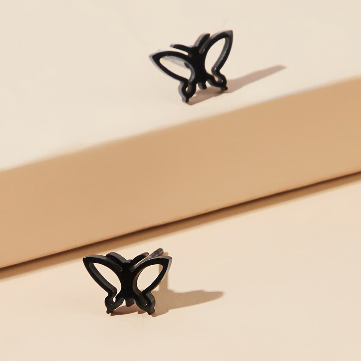 

1pair Black Butterfly Stud Earrings