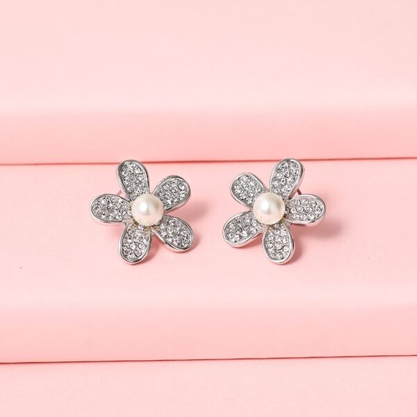 

Floral Shaped Stud Earrings, White