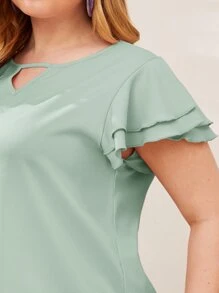 SHEIN Clasi لباس علوي بأكمام رفرف طبقات بعنق مفتوح مقاس كبير