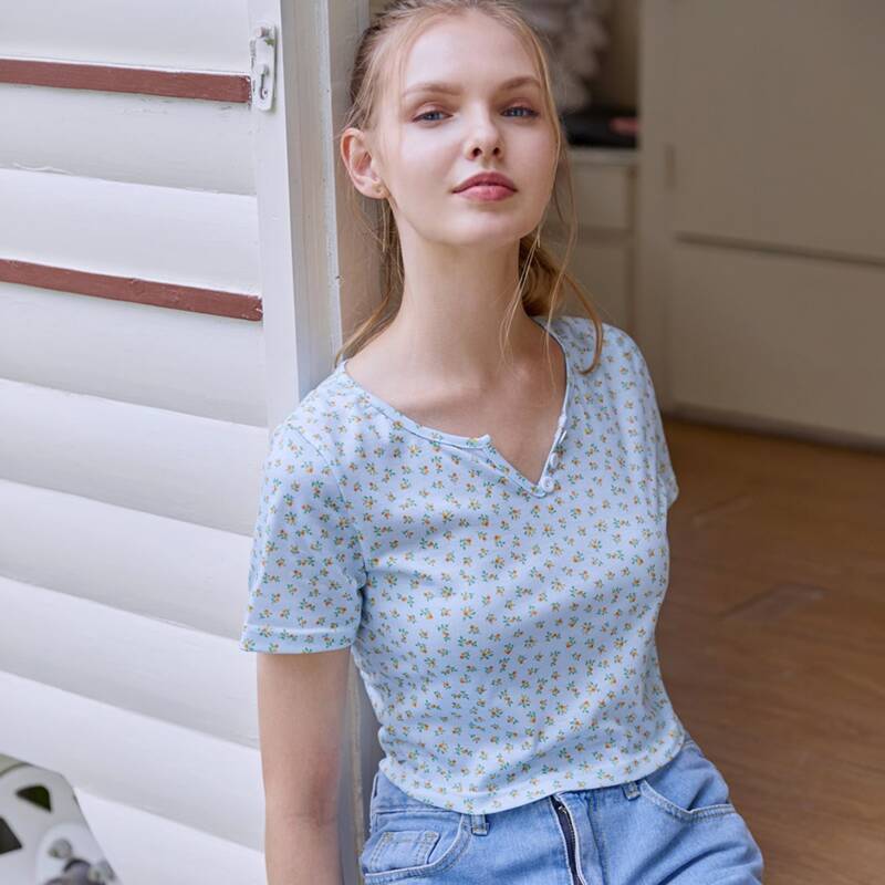 

Ditsy Floral V Cut Tee, Baby blue