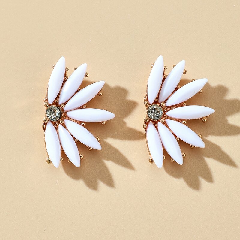 

Floral Shaped Stud Earrings, White