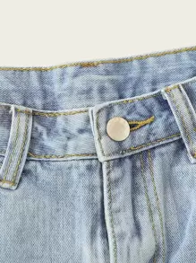 Shorts mezclilla rotos con diseño de puntadas bajo crudo