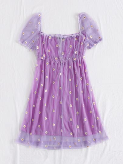 Robe avec broderies et nœud