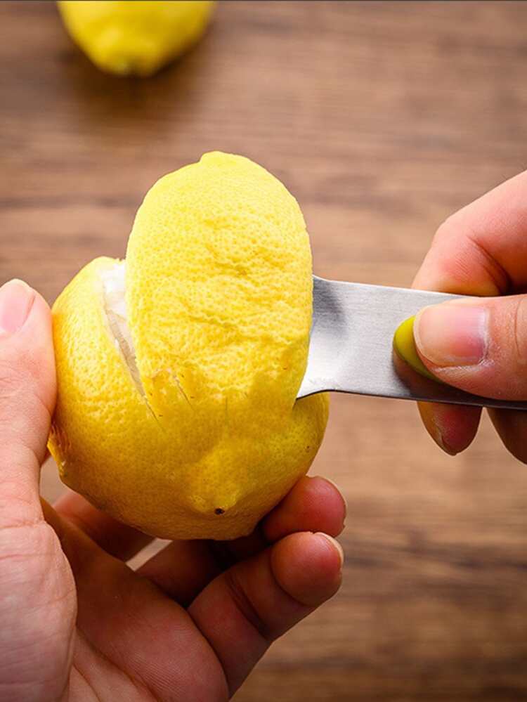 Почищенный лимон. Лимонный сок выжатый. Лимон вымывает. Мыть апельсин. Лимон вымывает.
