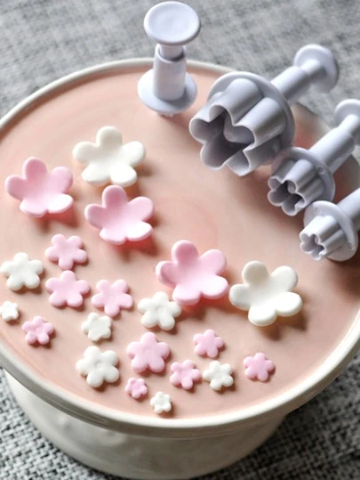 Set med 4 formar i form av blommor, kakformar för bakning