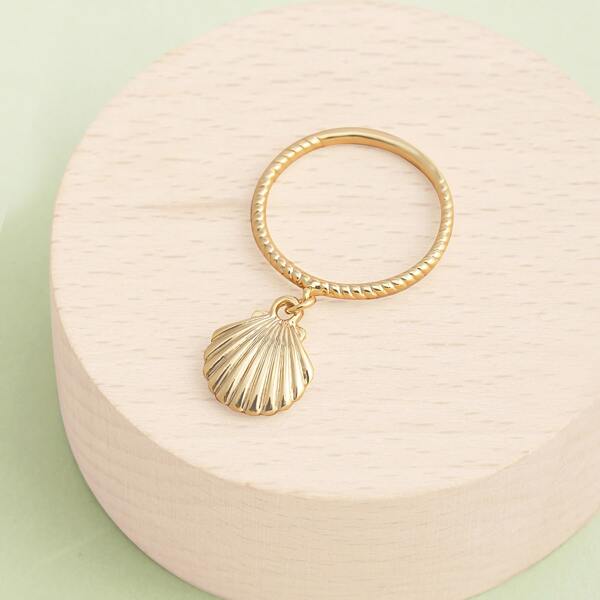 

Twist Detail Seashell Charm Accent Ring, Gold