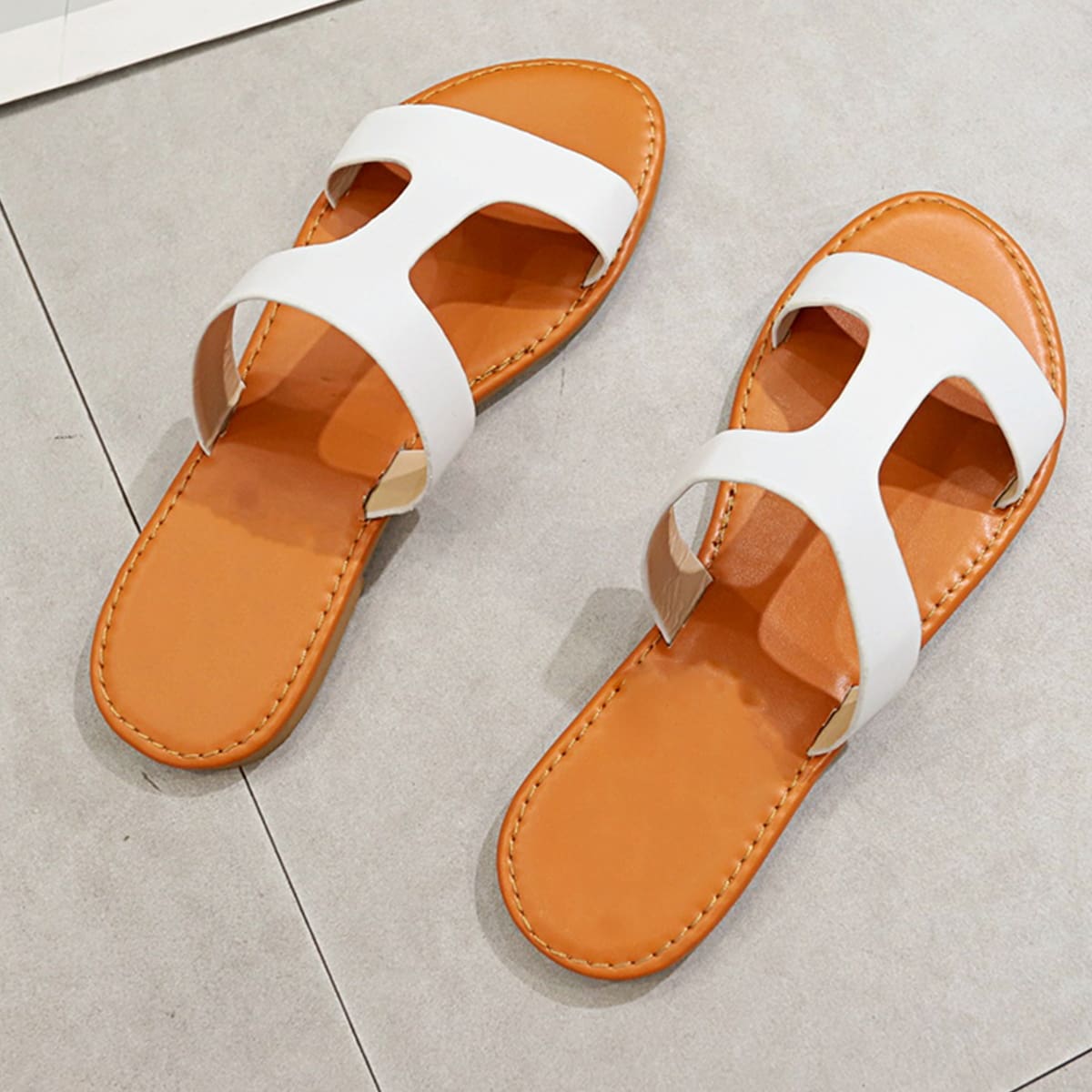 

Cutout Band Flat Sliders, White