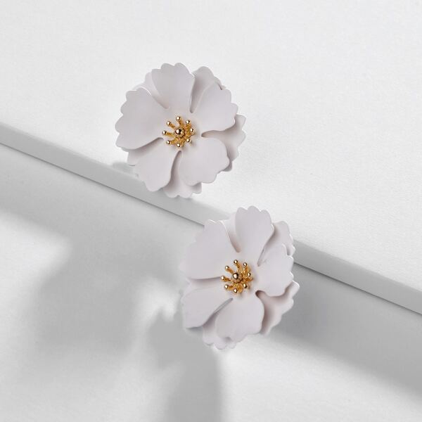 

Floral Shaped Stud Earrings, White