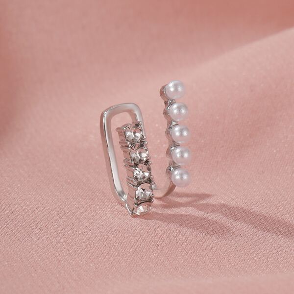 

Rhinestone Engraved Faux Pearl Decor Ear Cuff, Silver