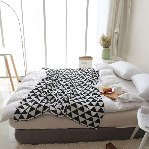 

Triangle Pattern Knitted Blanket, Black and white