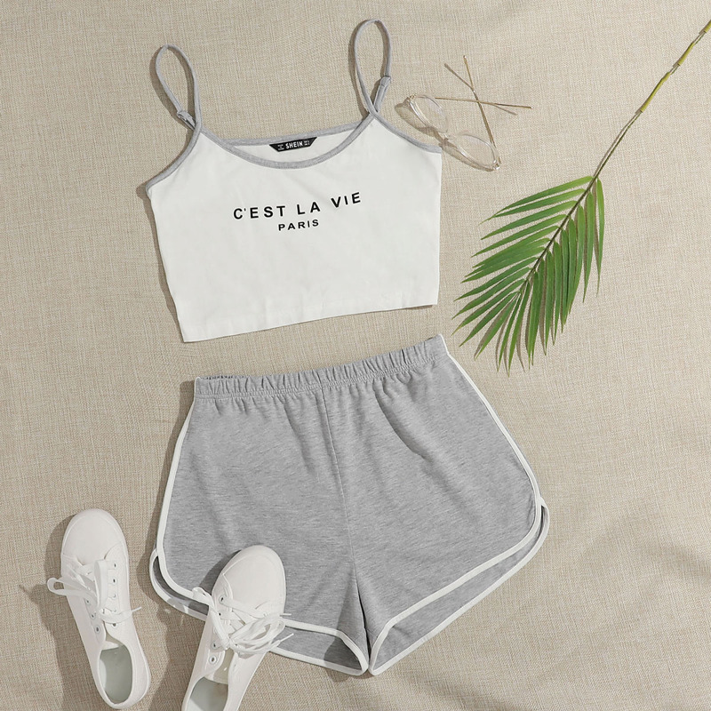 

Contrast Binding Letter Graphic Cami Top & Dolphin Shorts Set, Multicolor