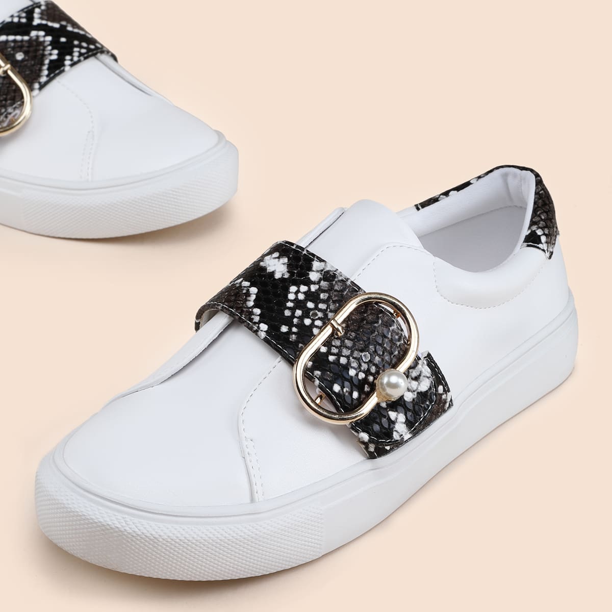 

Snakeskin Buckle Decor Low Top Sneakers, White