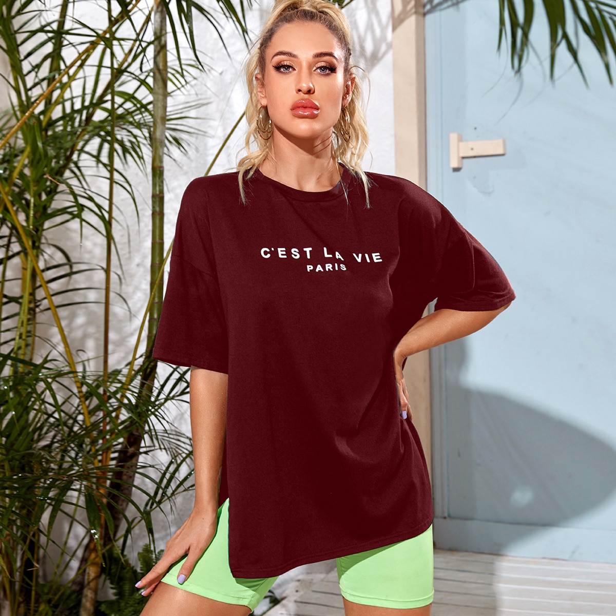 Футболка с текстовым принтом и разрезом SHEIN купить за ...